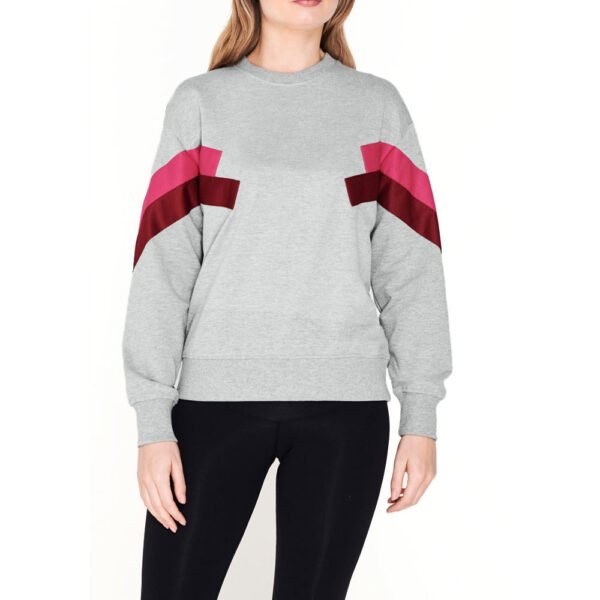 Casual women’s organic cotton sweatshirt with a relaxed fit and cozy fleece lining.