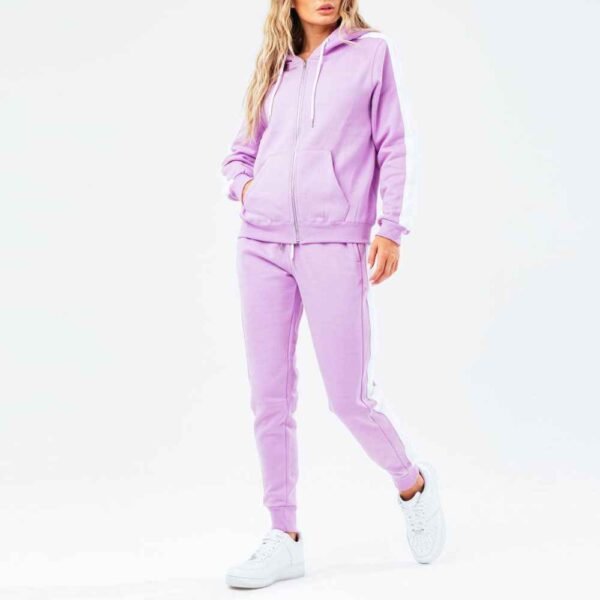 1_1_11zon Comfortable women’s cotton-blend fleece tracksuit with a zip-up top and coordinating pants for a stylish look.