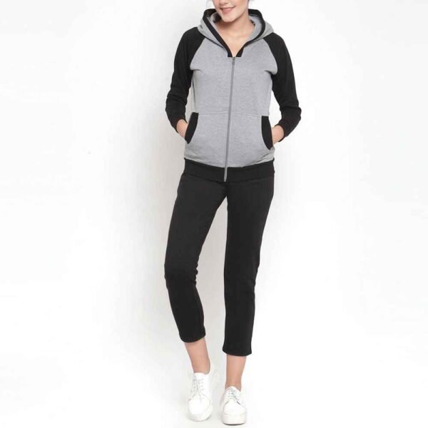 1_1_11zon Soft and durable women’s tracksuit with a zip-up jacket and coordinating pants for casual or athletic wear.