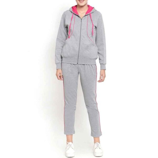 1_1_11zon Chic women fleece tracksuit with a zip-up top and fitted pants, designed for both style and everyday comfort.