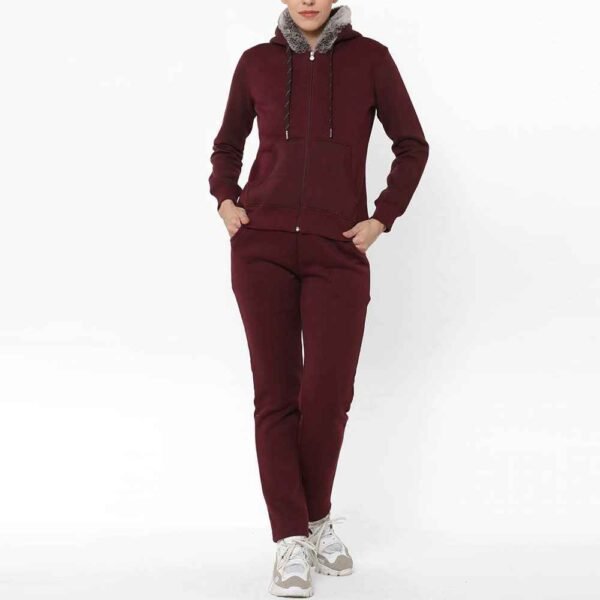 1_1_11zon Comfortable women fleece tracksuit set with a zip-up hoodie and matching pants, perfect for casual or active wear.