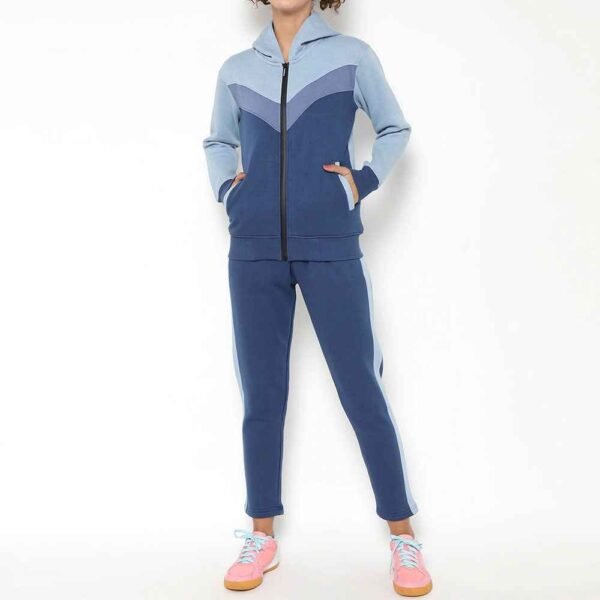1_1_11zon Stylish women fleece tracksuit featuring a zip-up jacket and coordinating pants, designed for ultimate comfort and durability.