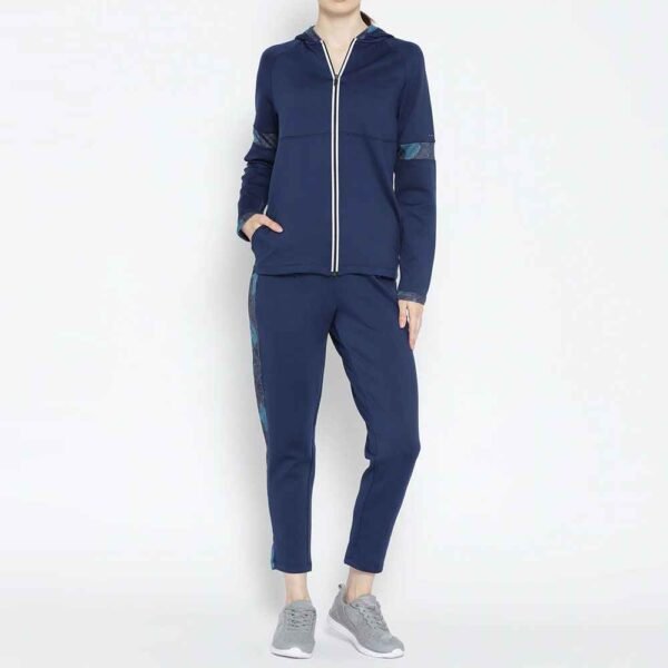 1_1_11zon Women cozy fleece tracksuit set with zip-up jacket and pants, perfect for casual or athletic activities.