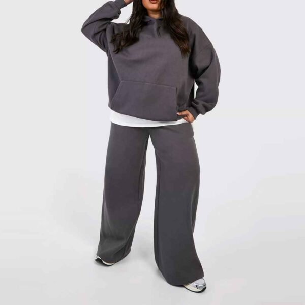 1_1_11zon Women’s Customizable Cotton Fleece Tracksuit offering ultimate comfort and modern style.