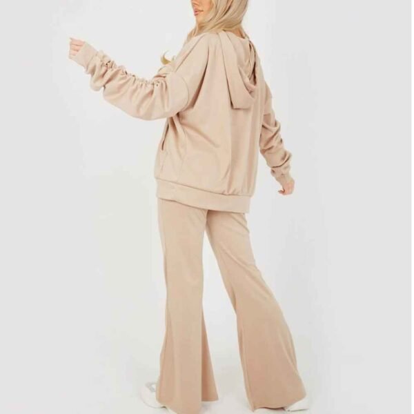 Tailored women’s tracksuit in Terry fleece offering plush comfort and breathable design.