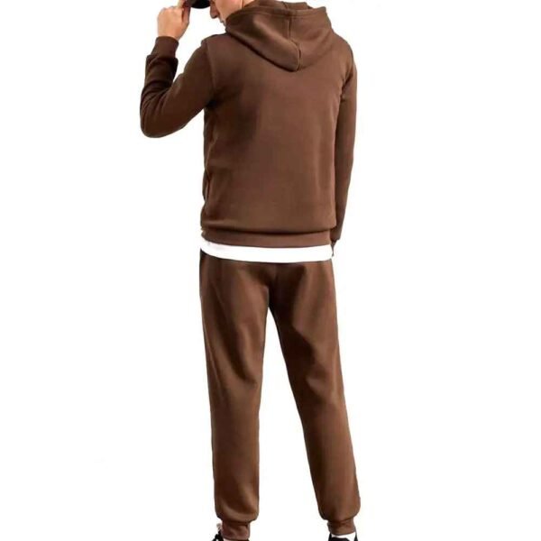 Lightweight, comfortable men’s tracksuit in a relaxed, casual style.