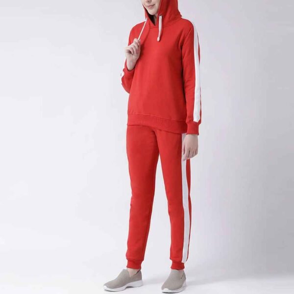 Comfortable and stylish women's cotton fleece tracksuit, offering a lightweight and customizable fit.