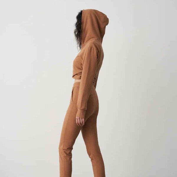 Tailored women’s tracksuit in soft Terry fleece, ensuring maximum comfort and breathability.