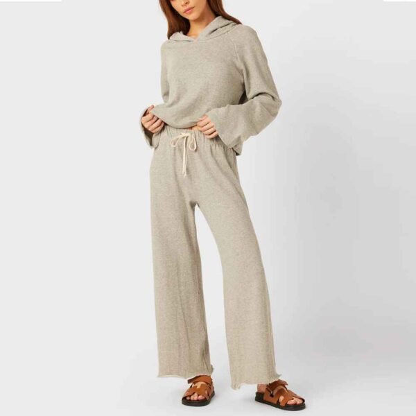 Relaxed and breathable women’s cotton fleece tracksuit, ideal for a comfortable yet chic look.
