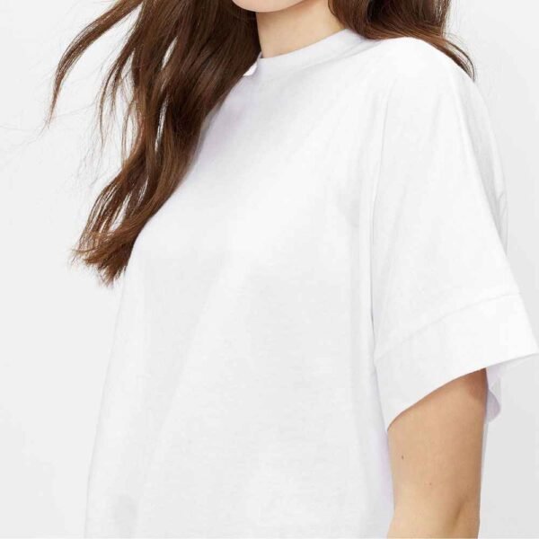 High-quality 100% cotton women’s t-shirt with a crew neck, designed for everyday style.