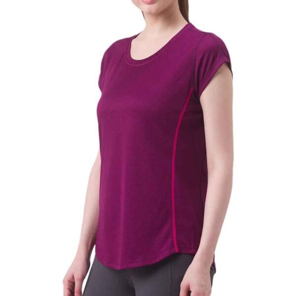 Breathable and versatile women’s t-shirt in cotton-polyester blend, featuring crew neck style.