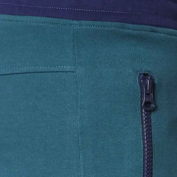 Men’s comfortable cotton sweatshorts made from breathable fabric, offering a laid-back and stylish look for daily wear.